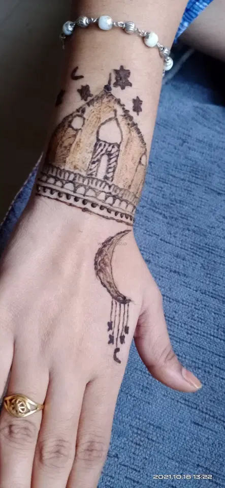 simple moon mehndi design