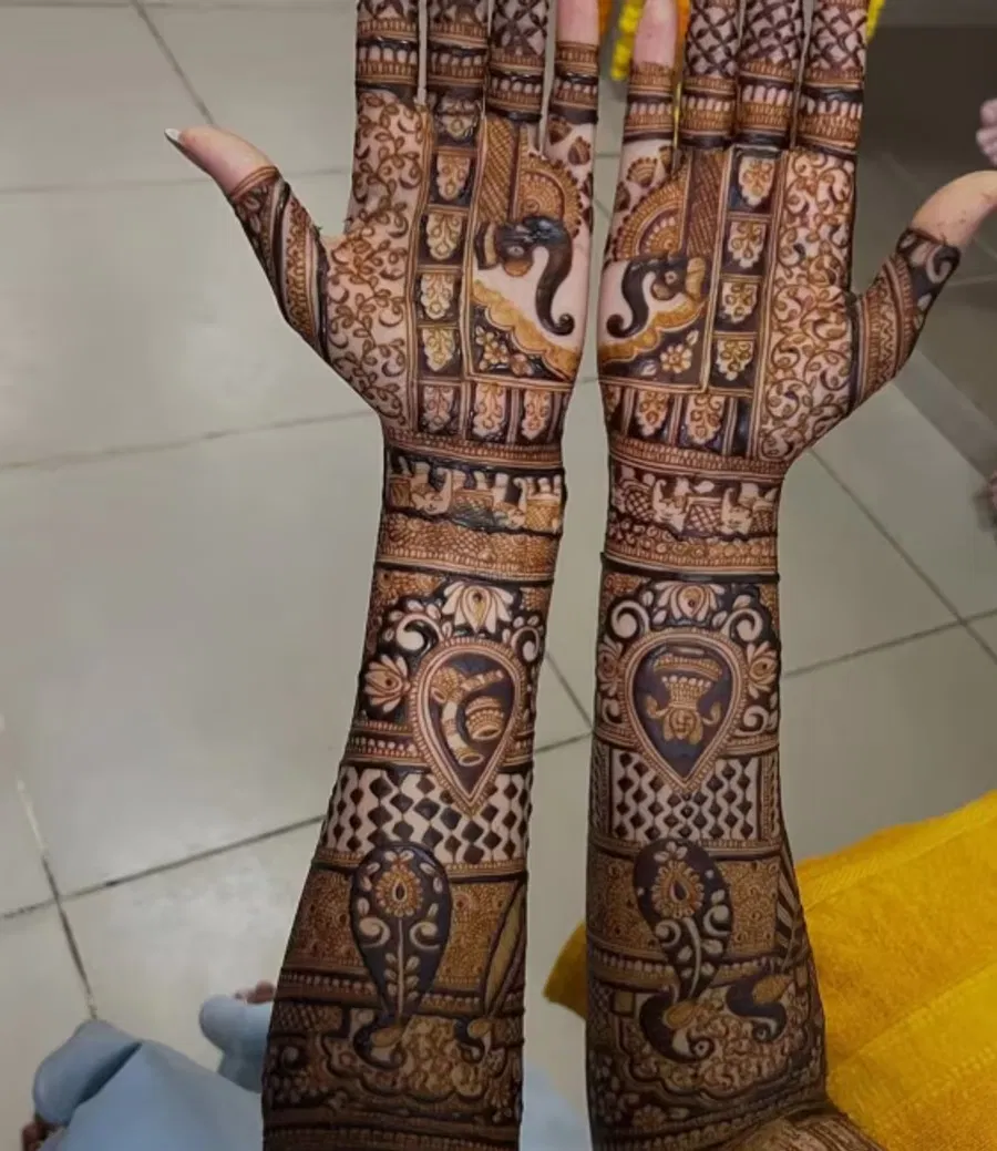 Full Hand Mehndi Design with Figures and Hearts (24)