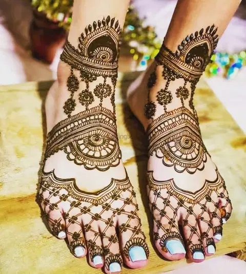 figure foot mehndi design