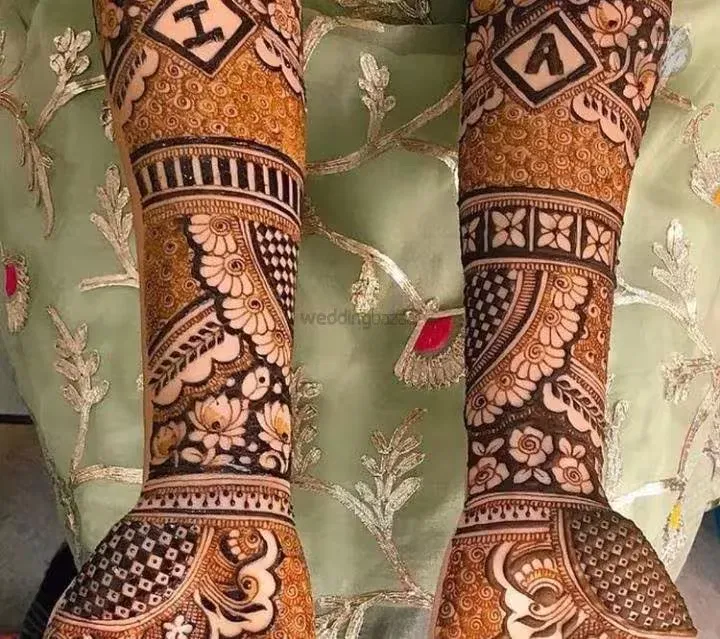 Mehndi Design with Figures and Hearts