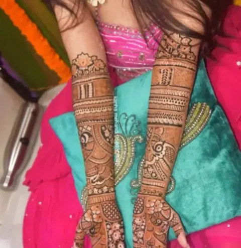 figure full hand mehndi design