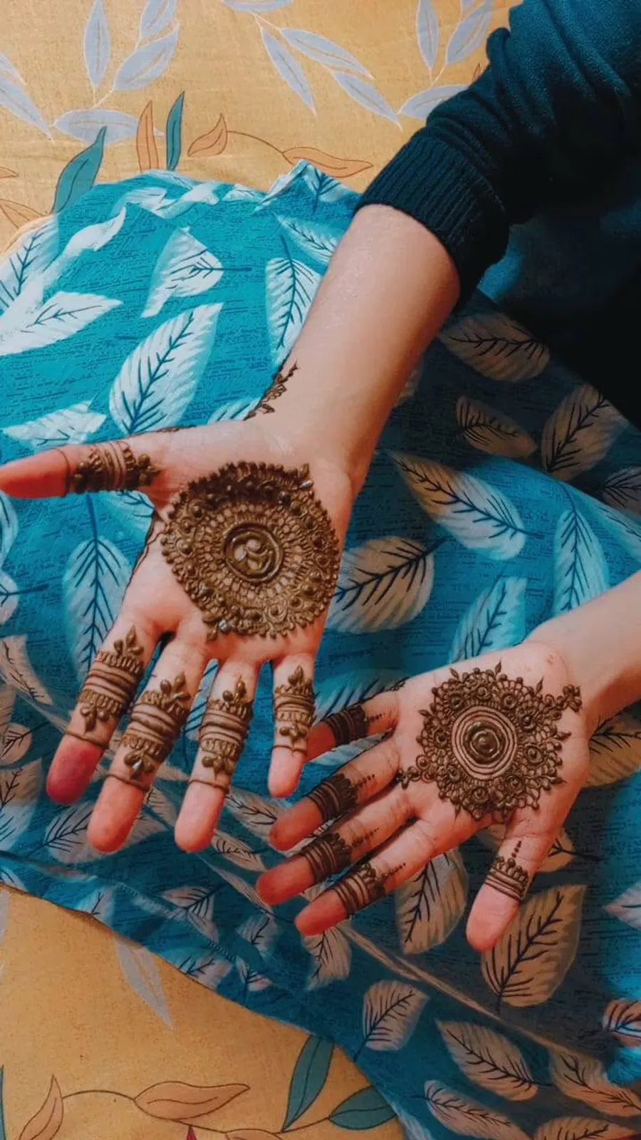Simple Mehndi Design with Gol Tikki