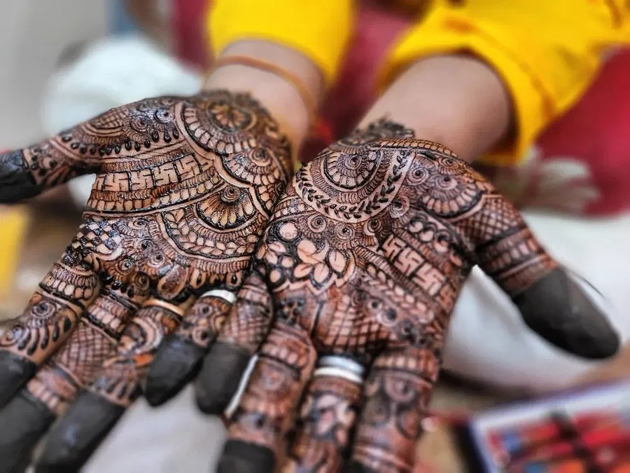 Mehndi Design with Figures