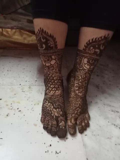figure foot mehndi design