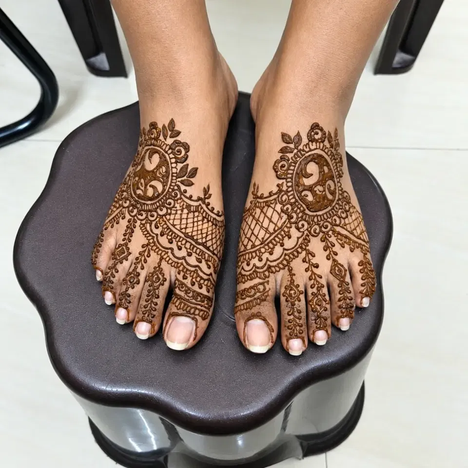 Foot Mehndi Design with Figures