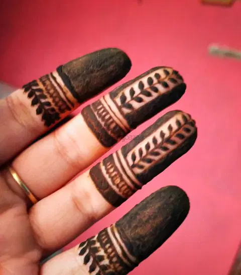 simple finger mehndi design