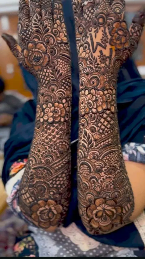 aesthetic bridal figure back hand mehndi design