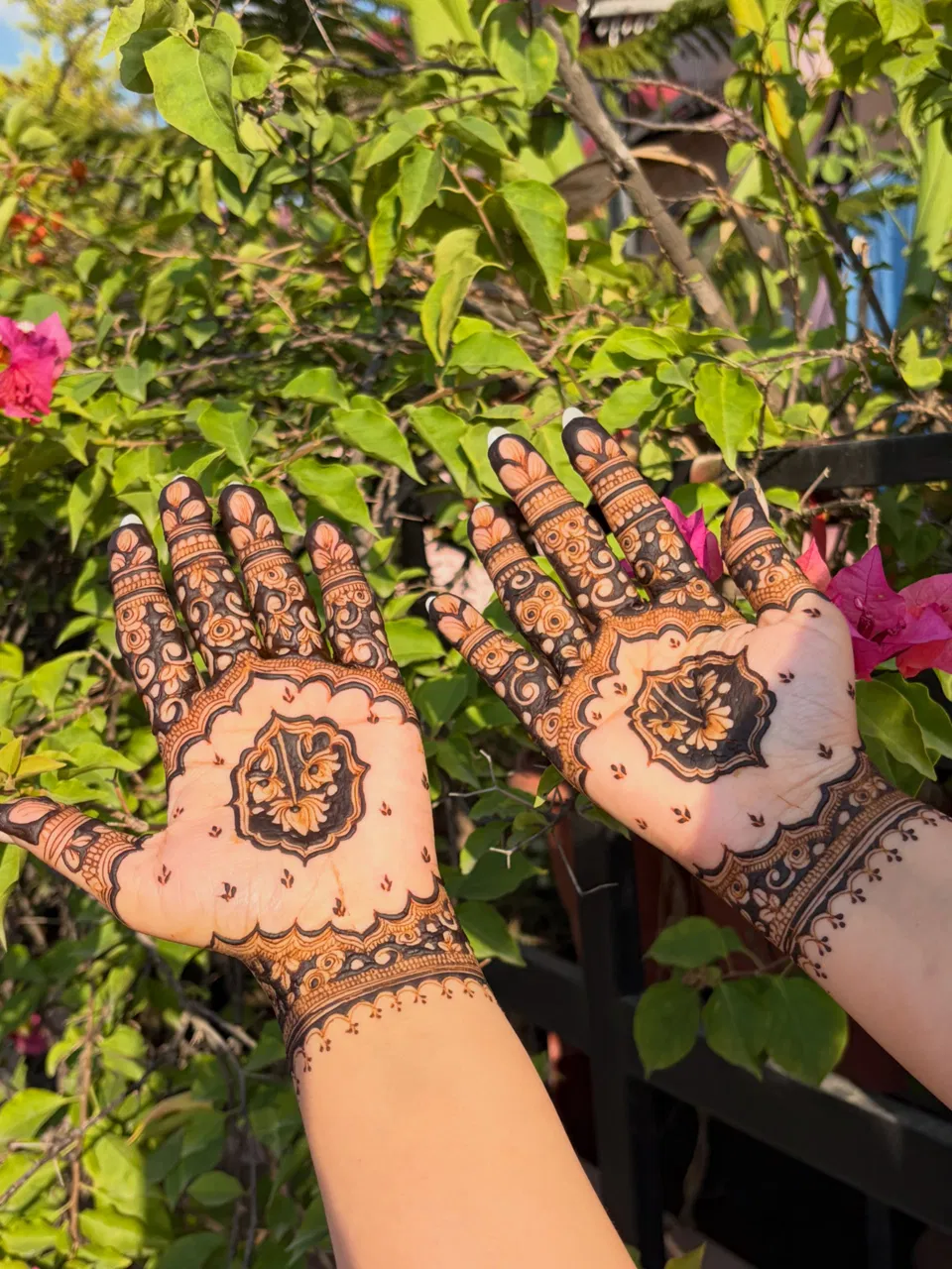 Mehndi Design with Figures