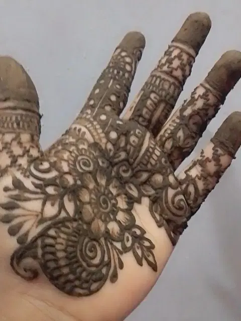 stylish front hand mehndi design