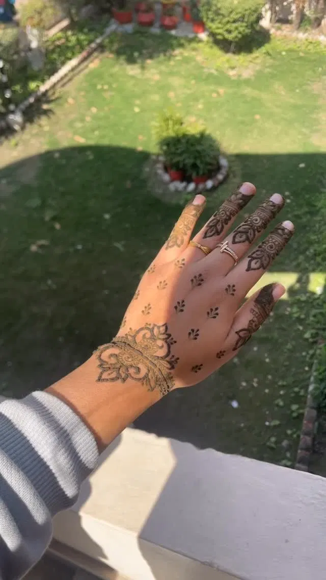 Minimal Simple Mehndi Design