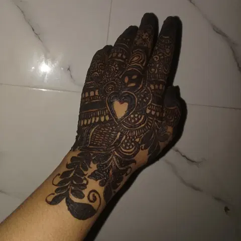 indian heart mehndi design