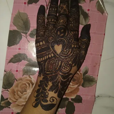 indian heart mehndi design