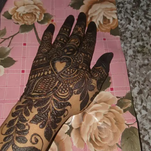indian heart mehndi design