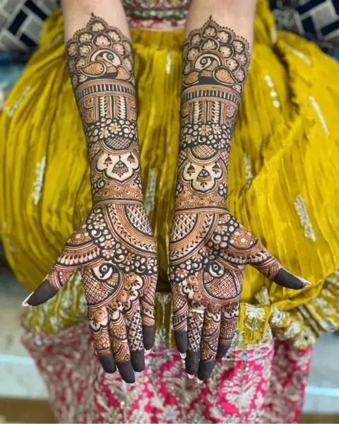 bridal figure back hand mehndi design