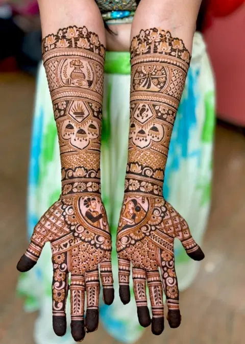 bridal figure back hand mehndi design