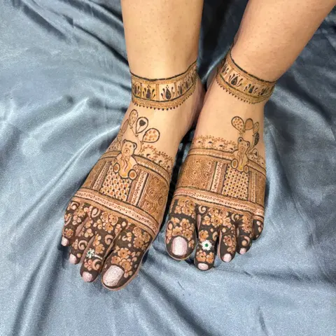 figure foot mehndi design