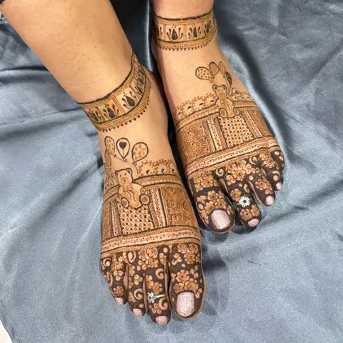 figure foot mehndi design