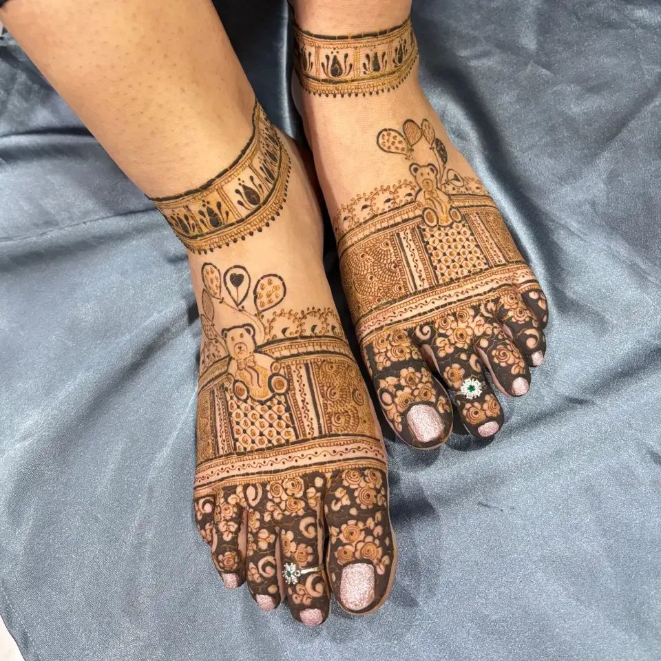 Foot Mehndi Design with Figures (2)