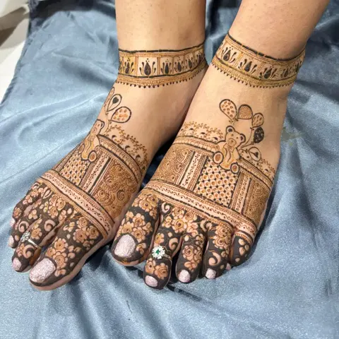 figure foot mehndi design