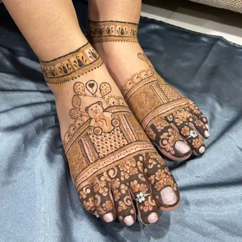 figure foot mehndi design