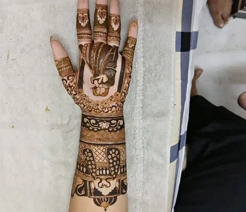 bridal figure mehndi design
