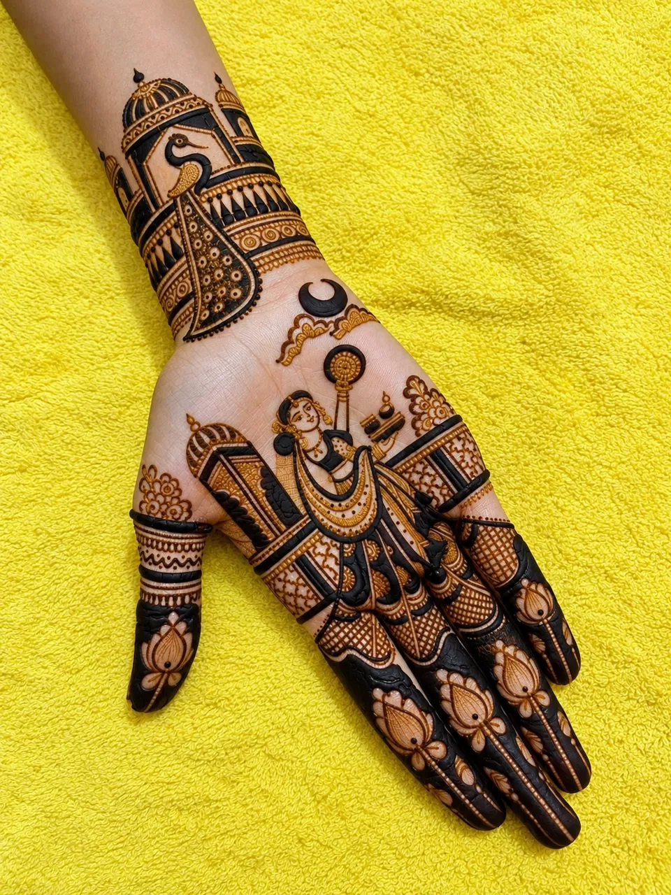 Mehndi Design with Figures (2)