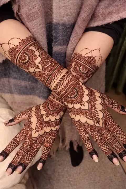 aesthetic arabic circle arm mehndi design