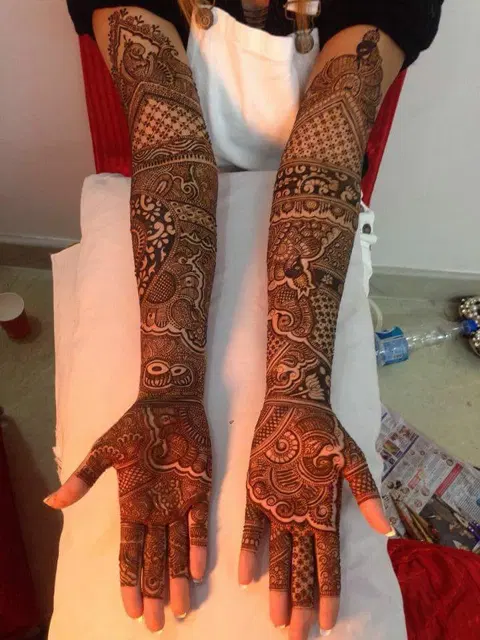 bridal stylish figure front hand mehndi design