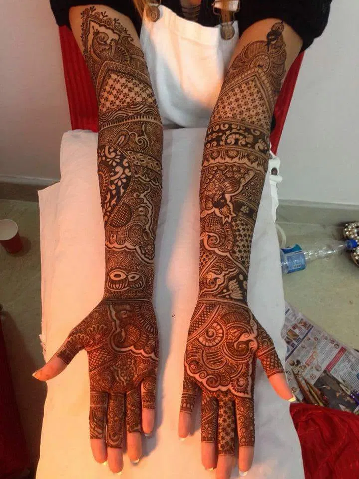 Bridal Stylish Front Hand Mehndi Design with Figures and Jaal (3)