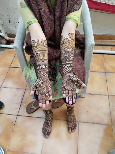 bridal stylish figure back hand mehndi design