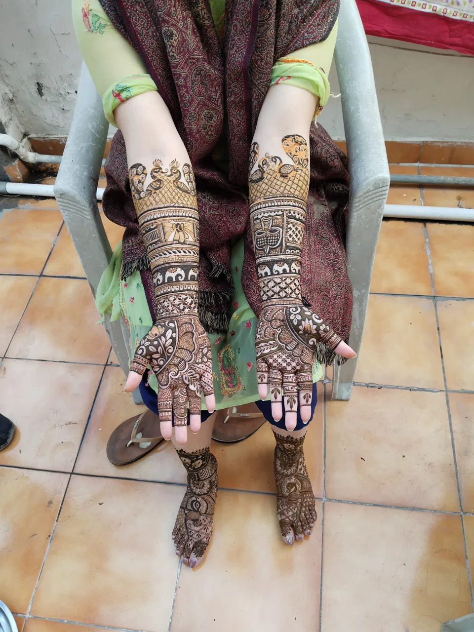 Bridal Stylish Back Hand Mehndi Design with Figures (7)