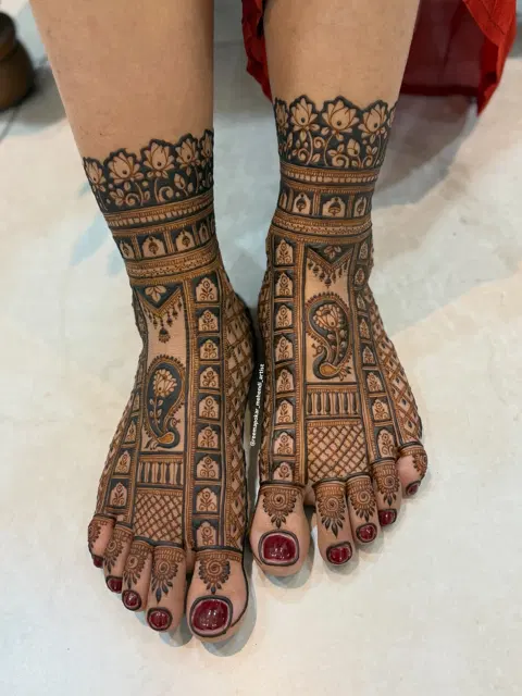 bridal figure foot mehndi design