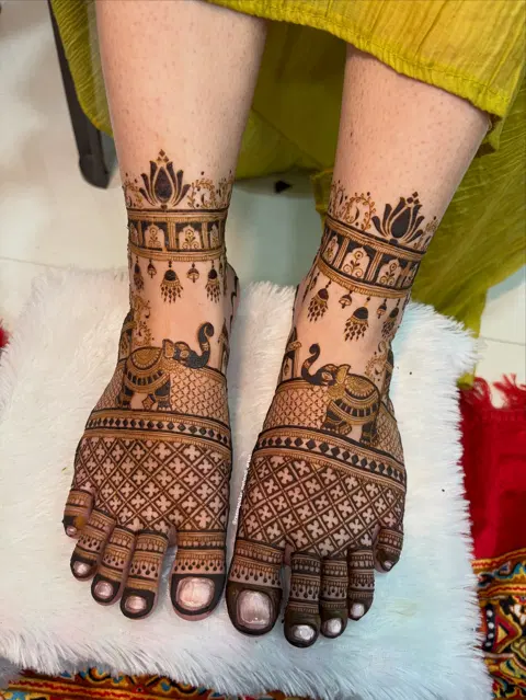 bridal figure foot mehndi design