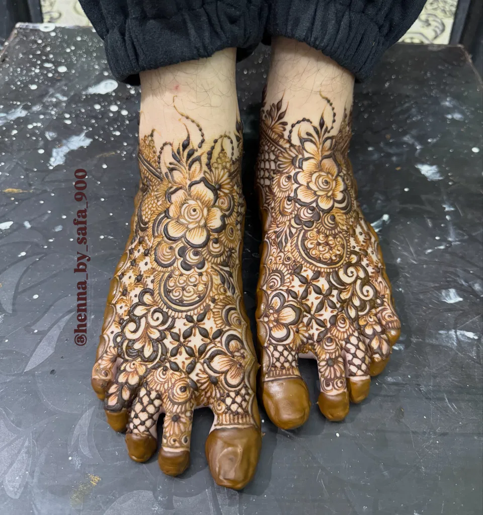 Aesthetic Bridal Foot Mehndi Design (2)