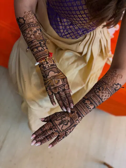 bridal figure back hand mehndi design