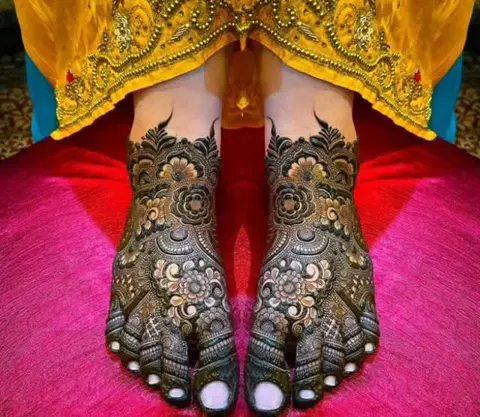figure foot mehndi design