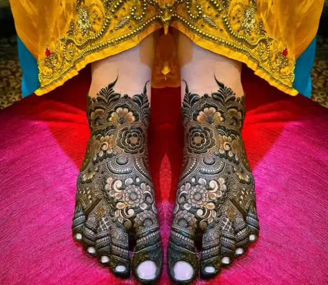 Foot Mehndi Design with Figures