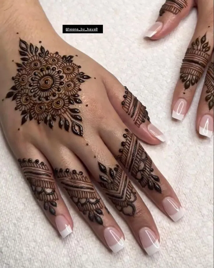 Bridal Finger Mehndi Design with Gol Tikki, Flowers and Jaal