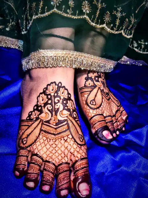 figure foot mehndi design