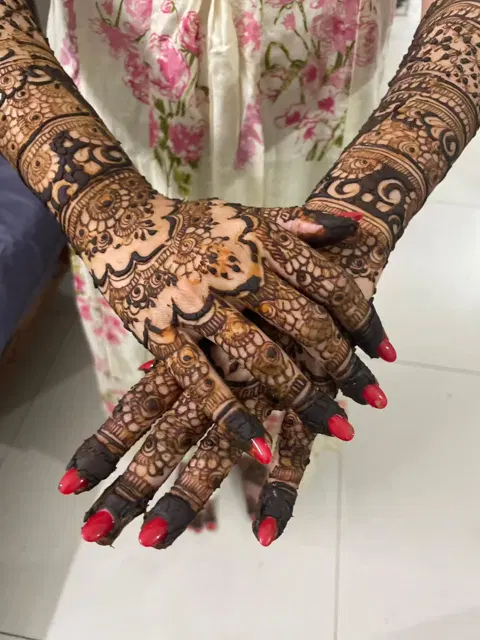 back hand mehndi design