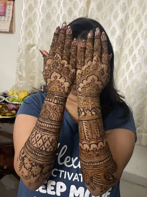 figure back hand mehndi design