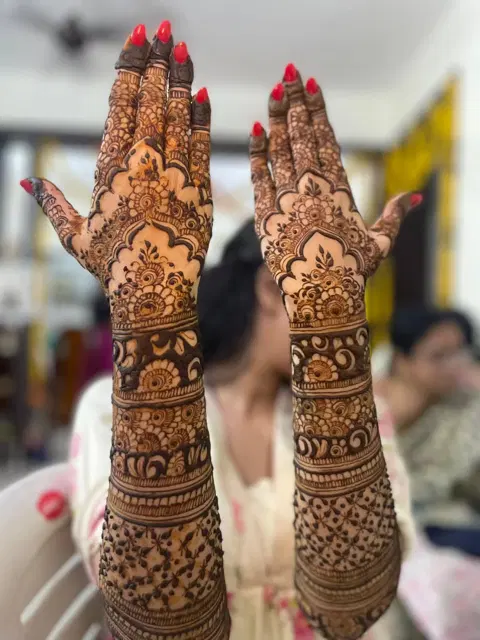 back hand mehndi design