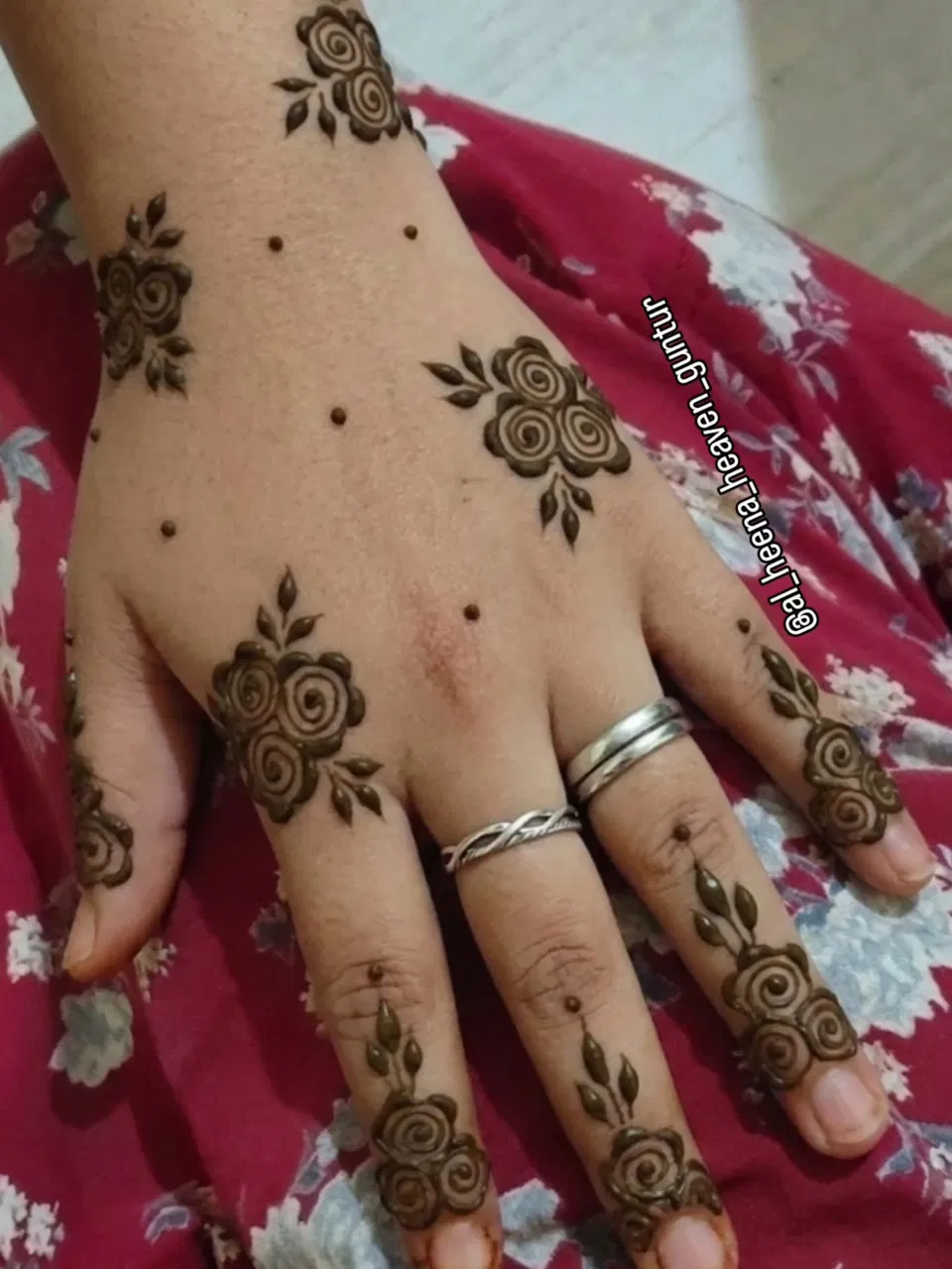 Arabic Simple Finger Mehndi Design