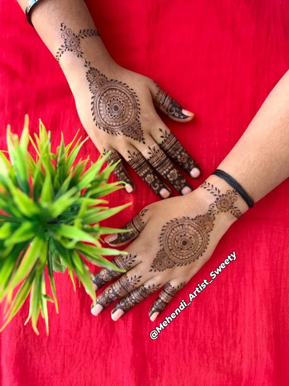 Simple Mehndi Design with Gol Tikki