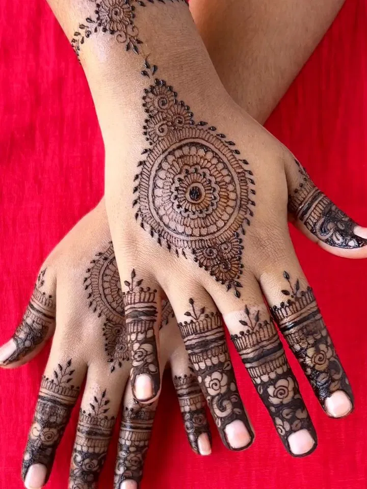 Simple Mehndi Design with Gol Tikki (2)
