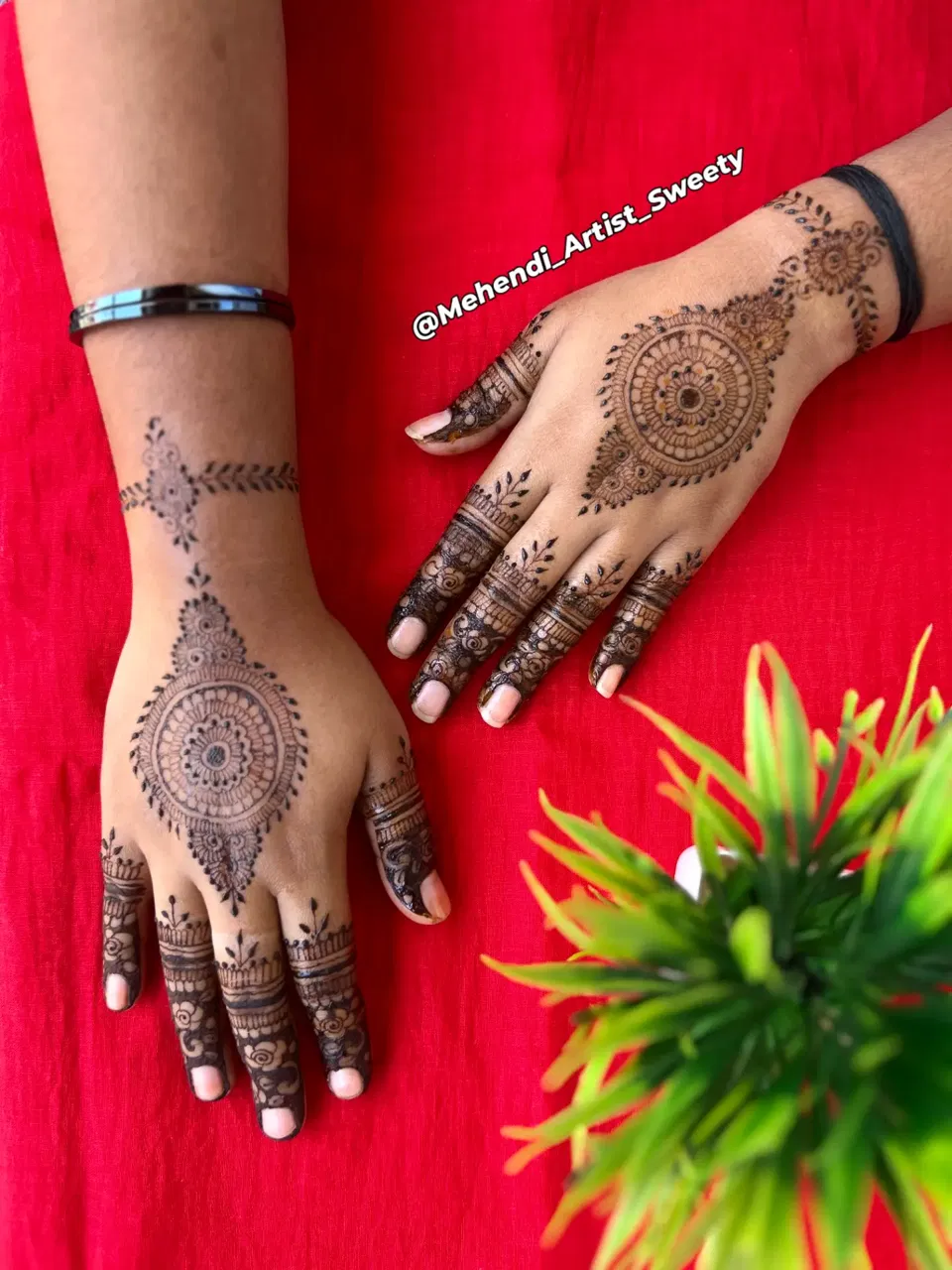 Simple Mehndi Design with Gol Tikki (3)