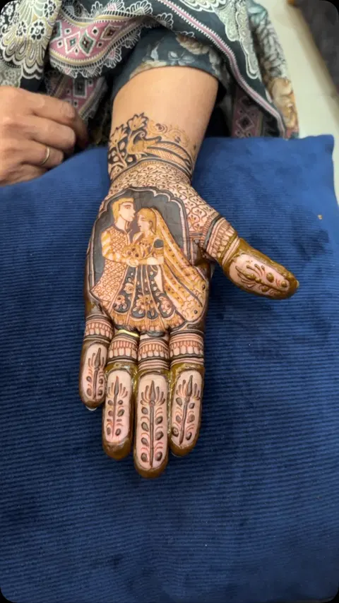 simple figure mehndi design