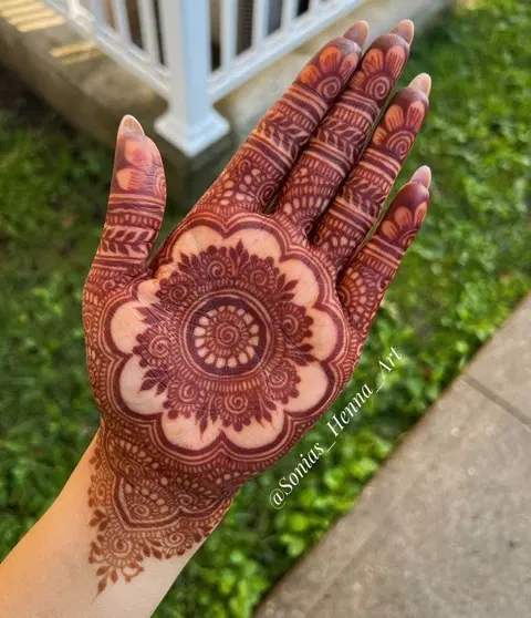 bridal stylish circle front hand mehndi design