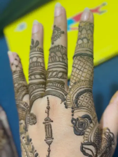 finger mehndi design