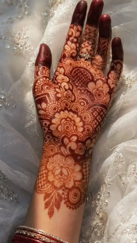 indian stylish circle full hand mehndi design